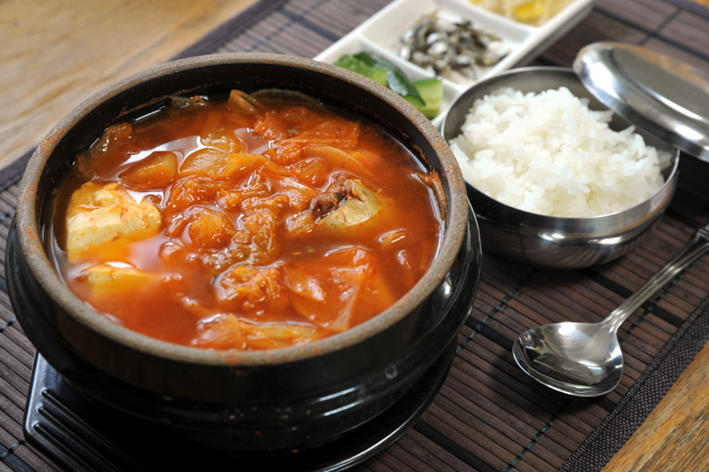 辛い食べ物と一緒にご飯